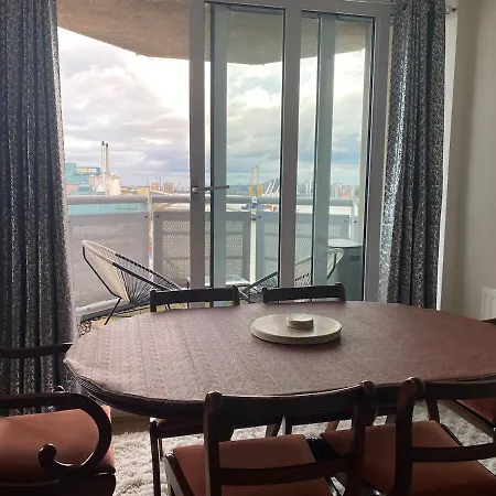 2 Bedroom By The River Thames London