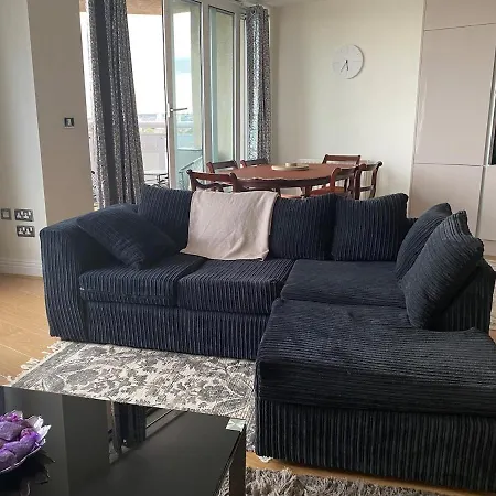 2 Bedroom By The River Thames Apartment