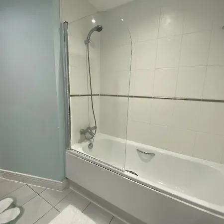 2 Bedroom By The River Thames Apartment London