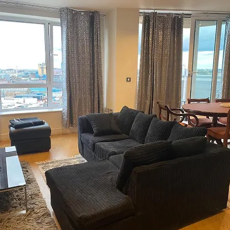 2 Bedroom By The River Thames Apartment