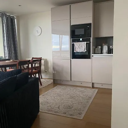 2 Bedroom By The River Thames Apartment London