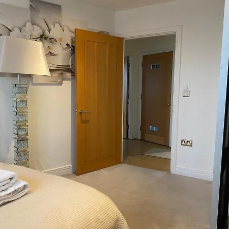 2 Bedroom By The River Thames *