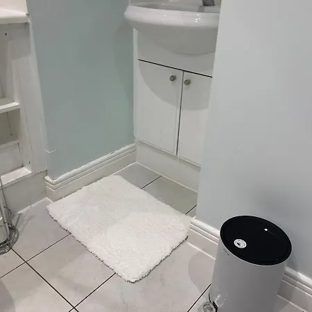 2 Bedroom By The River Thames Apartment
