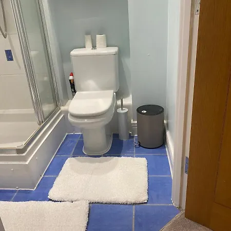 2 Bedroom By The River Thames Apartment London