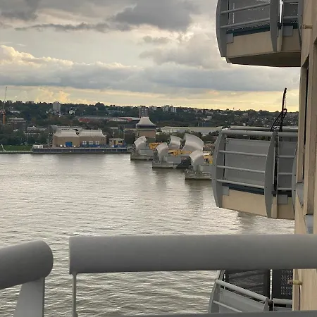 2 Bedroom By The River Thames Apartment *
