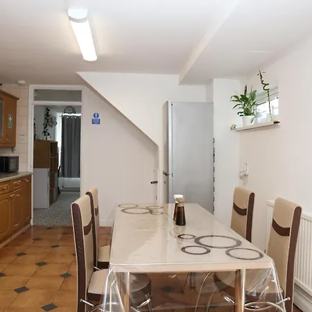 The Entire 4 Bedroom House Near Victoria Park And In Bow E3 Holiday home