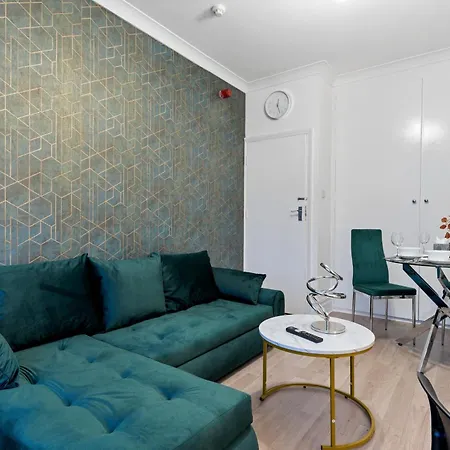 2 Bed Serviced Streatham Apartment *