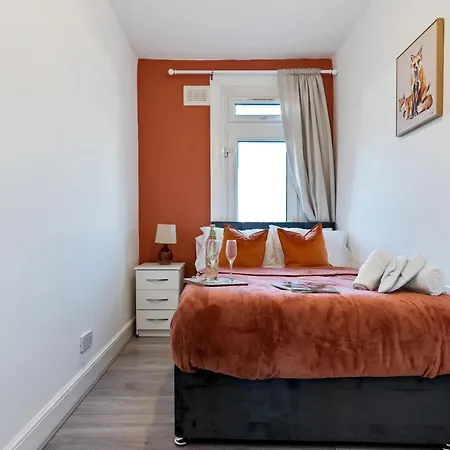 2 Bed Serviced Streatham Apartment London
