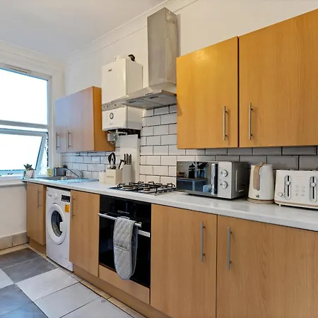 2 Bed Serviced Streatham London