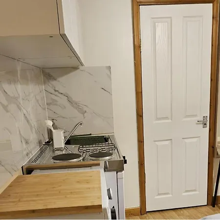 Cockfosters - - Sleeps 3 - Near Underground Apartment London