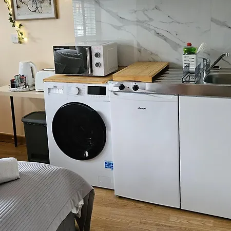 Cockfosters - - Sleeps 3 - Near Underground Apartment