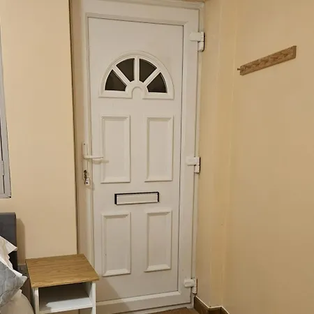 Apartment Cockfosters - - Sleeps 3 - Near Underground