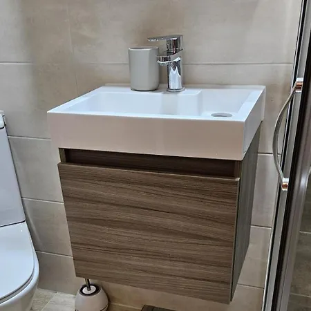 Cockfosters - - Sleeps 3 - Near Underground Apartment *