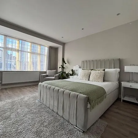 Apartment Luxury Two Bedroom Garden Flat