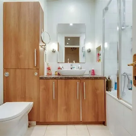 Chic In Hyde Park Apartment *