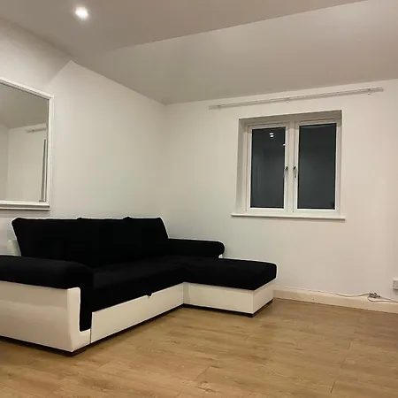Hanwell Serviced Holiday home *