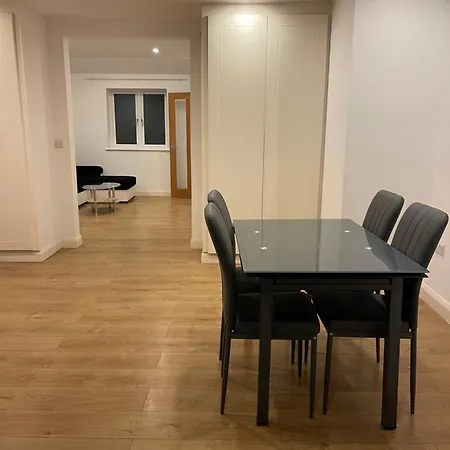 Hanwell Serviced * Greenford (Greater London)