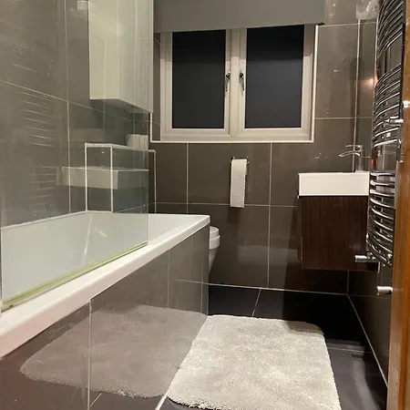 Hanwell Serviced Holiday home *