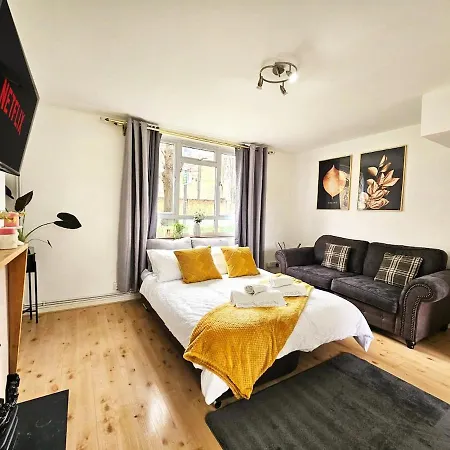 Golden Maisonette Next To Camden Town With Private Parking London