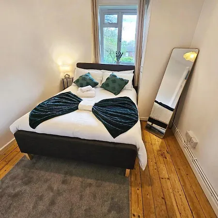 Golden Maisonette Next To Camden Town With Private Parking