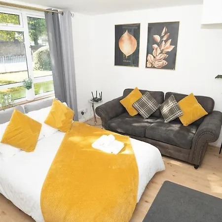 Golden Maisonette Next To Camden Town With Private Parking London