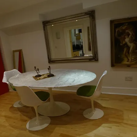 Large En-suite Hyde Park Homestay