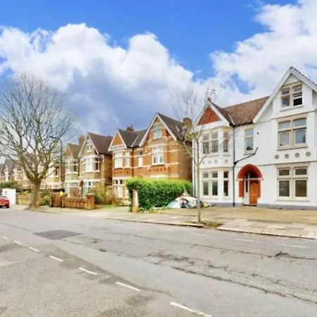 Charming In West Ealing, 12 Mins To By Train, Free Parking, 8-min Walk To Station Apartment