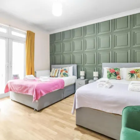 Experience Comfort & Style Cosy Private In Roundway London