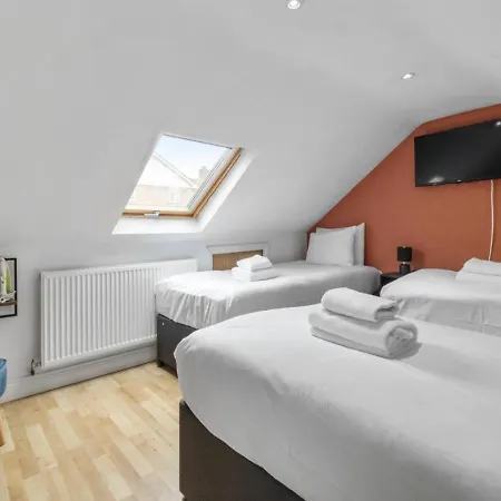 Experience Comfort & Style Cosy Private In Roundway Apartment London
