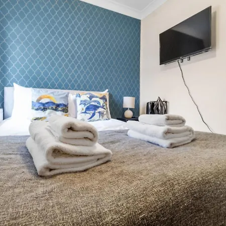 Experience Comfort & Style Cosy Private In Roundway Apartment