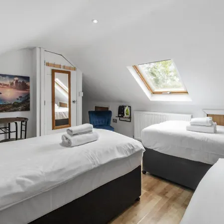 Experience Comfort & Style Cosy Private In Roundway London