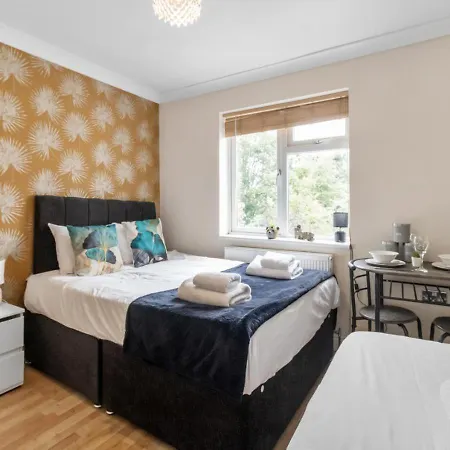 Experience Comfort & Style Cosy Private In Roundway Apartment *
