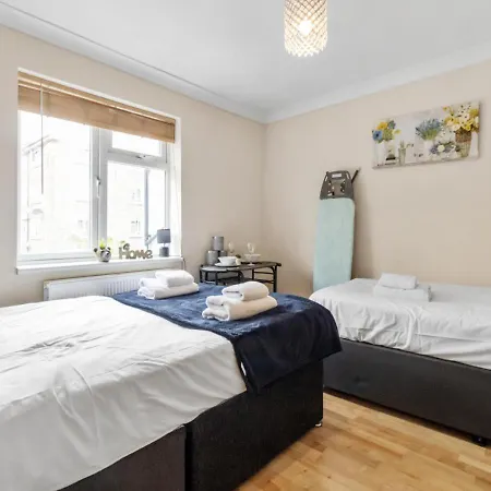Experience Comfort & Style Cosy Private In Roundway Apartment London