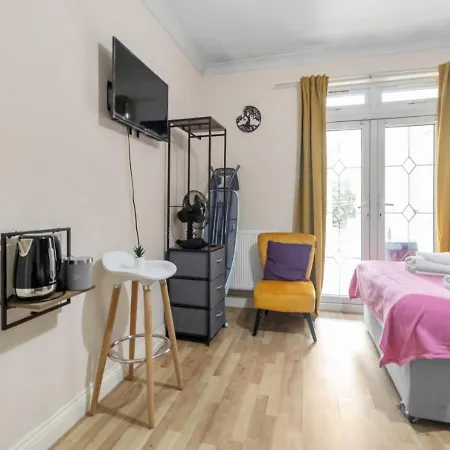 Experience Comfort & Style Cosy Private In Roundway * London