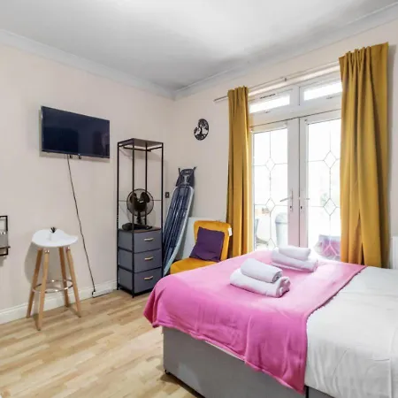 Experience Comfort & Style Cosy Private In Roundway Apartment