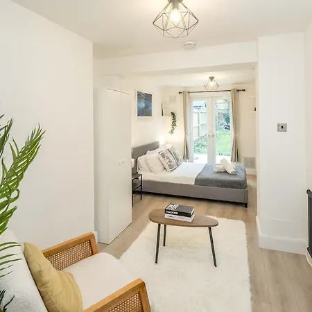 Stunning 1 Bed Luxury Garden * London