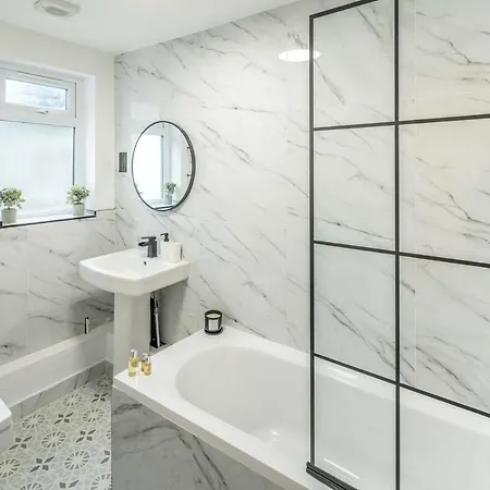 Stunning 1 Bed Luxury Garden London