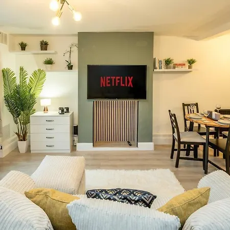 Stunning 1 Bed Luxury Garden Apartment *