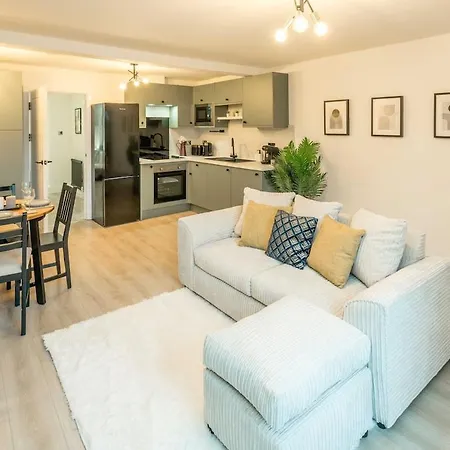 Stunning 1 Bed Luxury Garden Apartment *