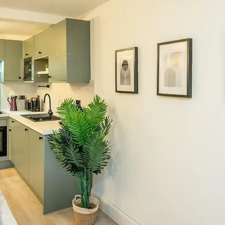Stunning 1 Bed Luxury Garden * London