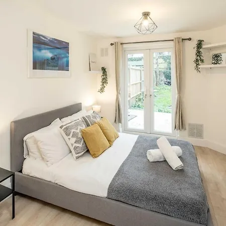 Apartment Stunning 1 Bed Luxury Garden London
