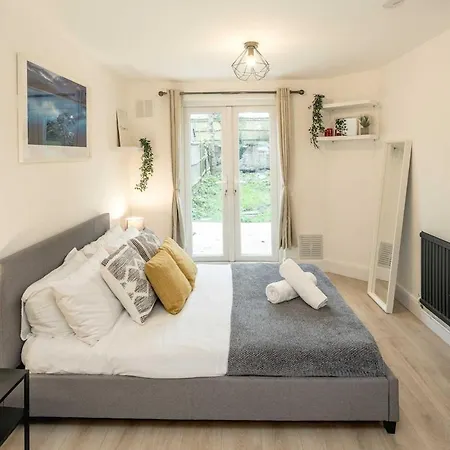 Stunning 1 Bed Luxury Garden *
