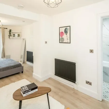 Stunning 1 Bed Luxury Garden Apartment London