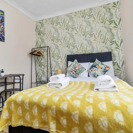 Experience Comfort & Style Cosy Private In Roundway London