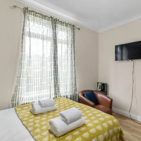 Experience Comfort & Style Cosy Private In Roundway *