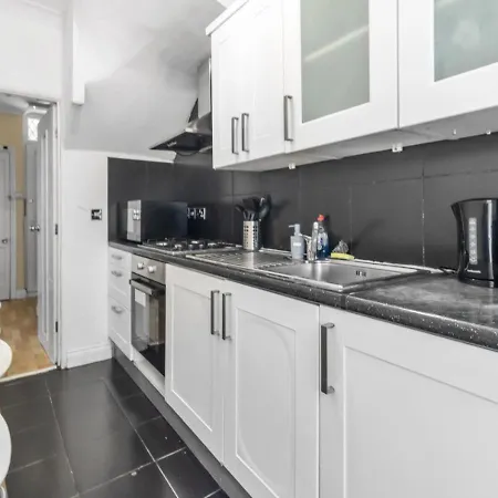 Experience Comfort & Style Cosy Private In Roundway * London