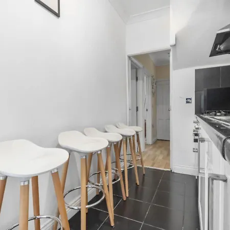 Experience Comfort & Style Cosy Private In Roundway Apartment