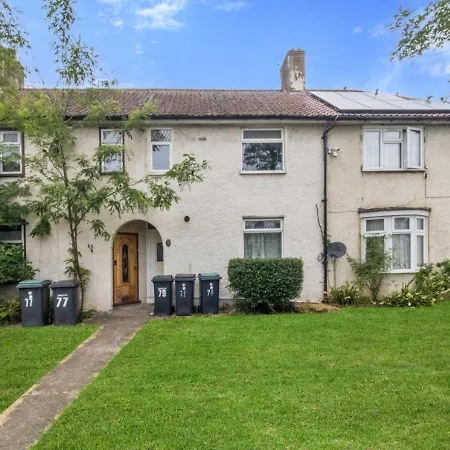 Experience Comfort & Style Cosy Private In Roundway Apartment