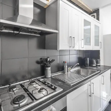 Experience Comfort & Style Cosy Private In Roundway Apartment London