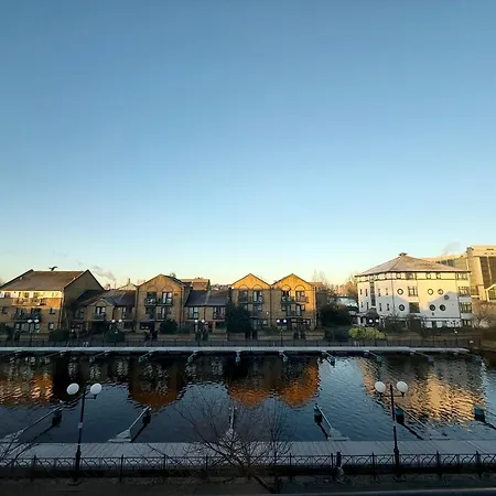 Canary Wharf Waterside Flat Homestay London